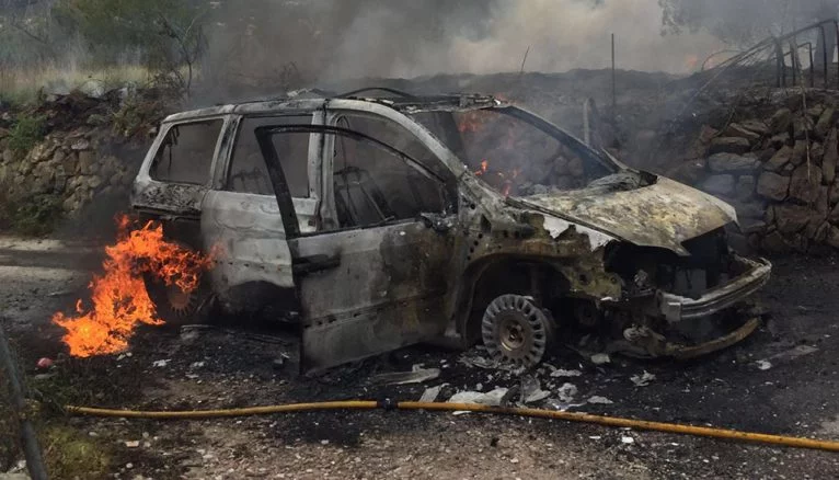 Coche calcinado en Xàbia