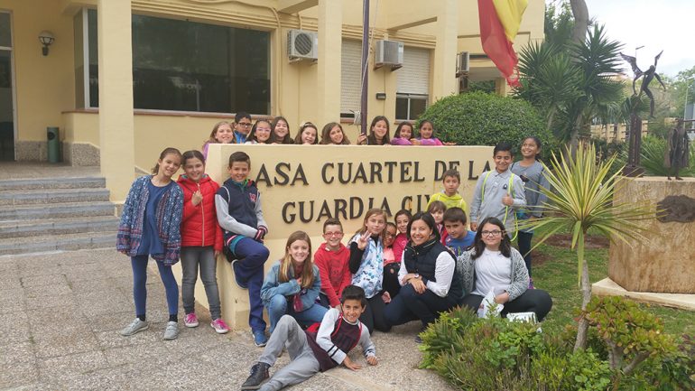 Alumnos del Port de Xàbia de visita  al cuartel de la Guardia Civil