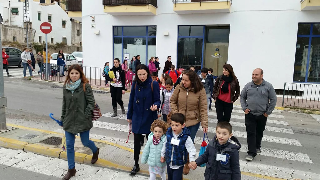 Alumnos y padres en la línea Pedibús