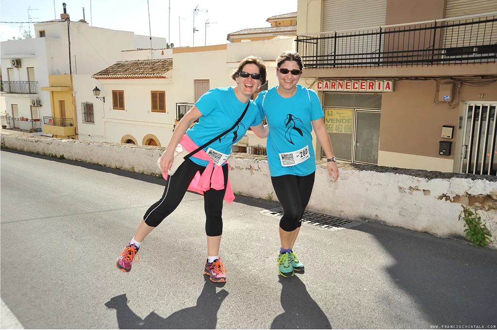 Dos simpaticas caminantes en la Cursa de la Dona