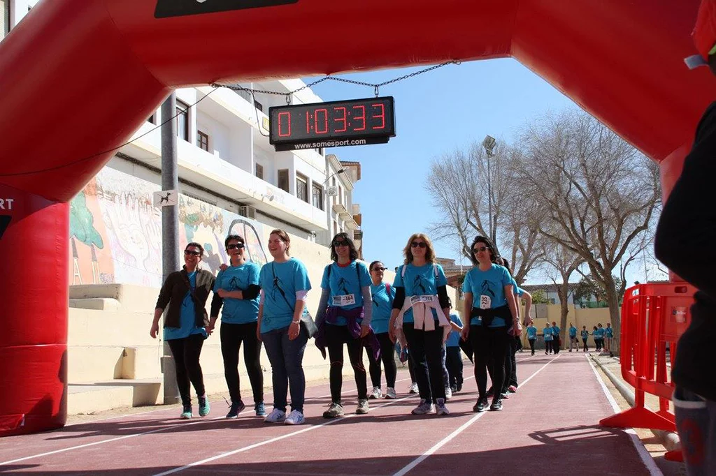 Grupo de participantes en la Cursa de la Dona