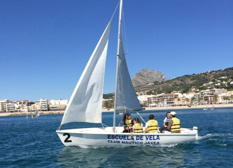 De paseo a bordo de un barco de la escuela del CN Jávea