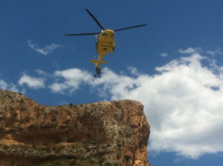 Helicóptero evacuando al senderista