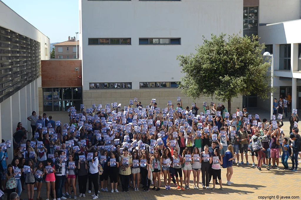 Los alumnos de IES n1 de Xàbia se han concentrado pidiendo que Khrystyna vuelva a casa