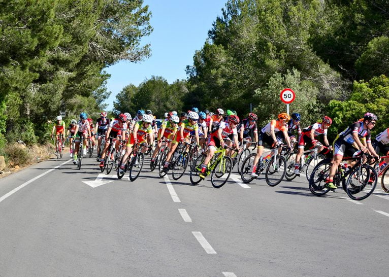 Paso de la carrera por el cruce de Jesús Pobre