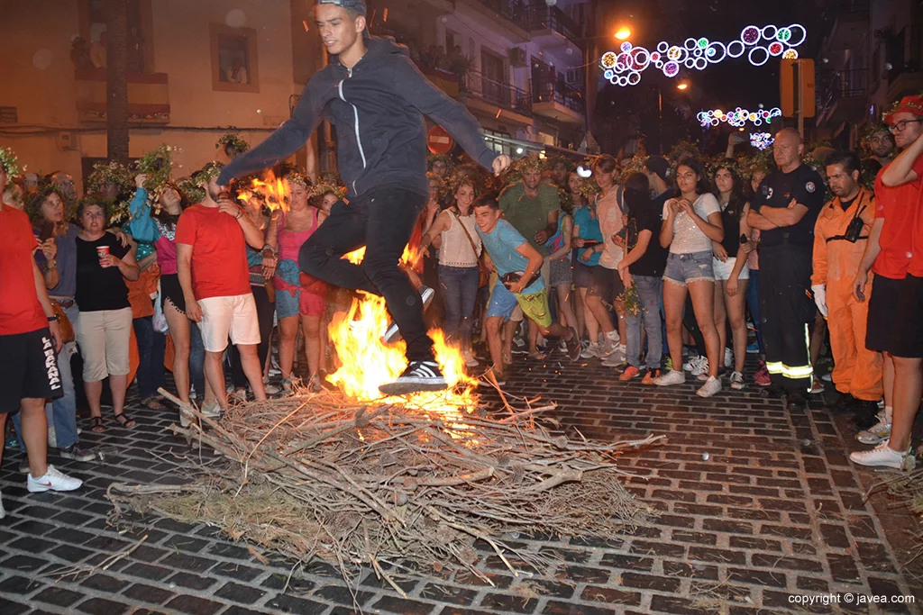 Ágil salto de un joven