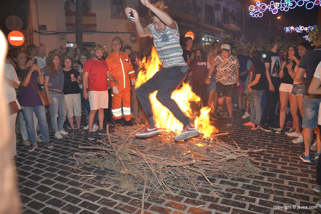 El móvil también saltó la hoguera