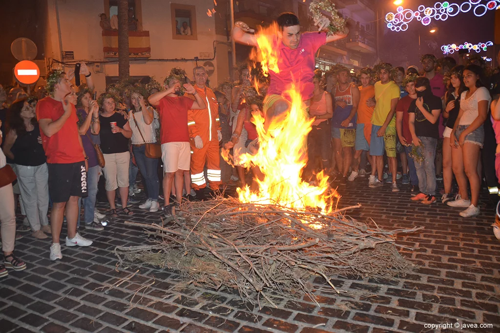 Entre las llamas de la hoguera