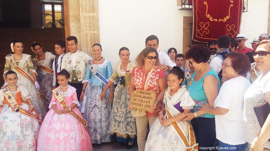 Entrega de premio a la calle mejor engalada