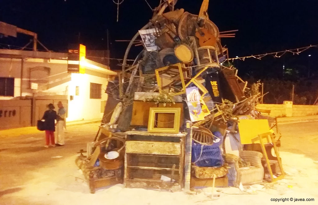 Foguera de Trastos viejos a punto de quemar