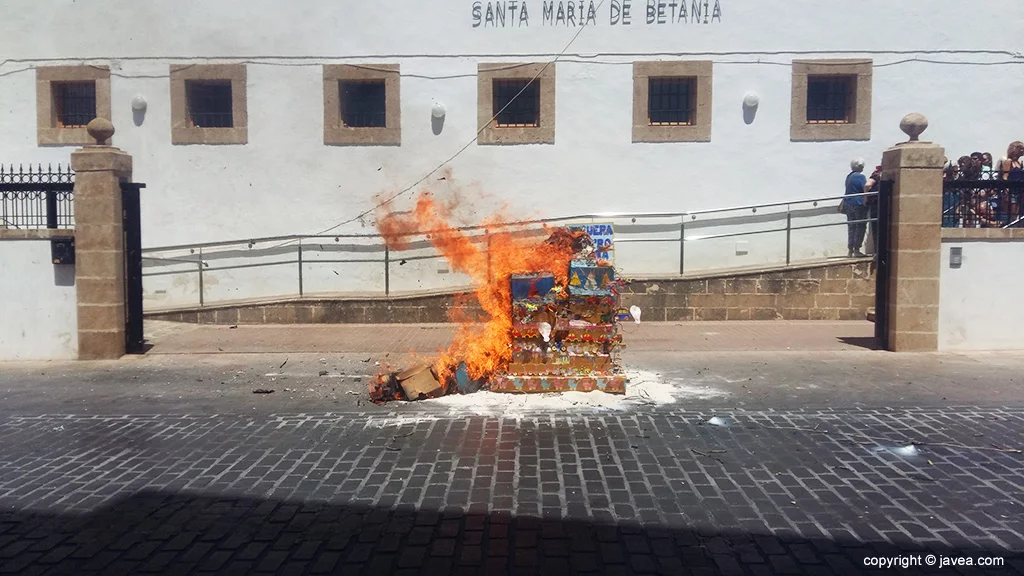 Foguera del Centro de Día ardiendo