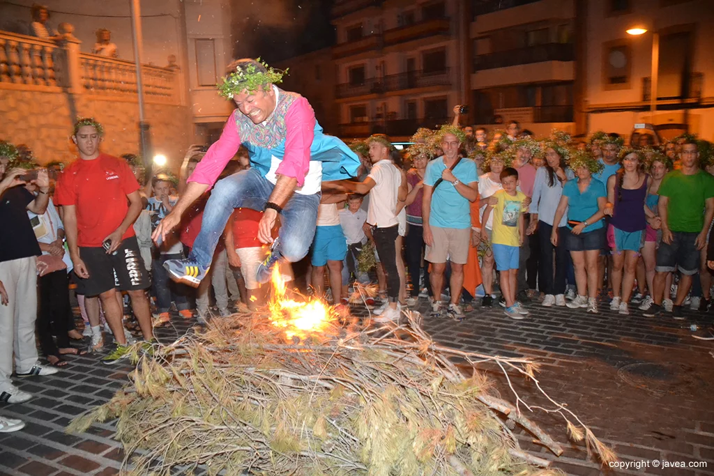 José Chulvi en pleno salto de la hoguera