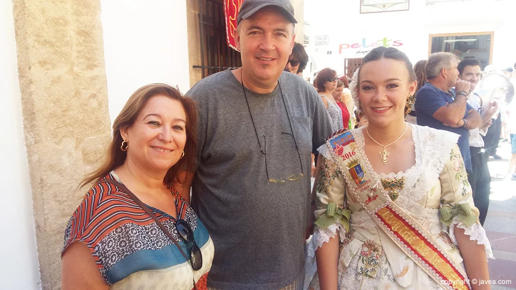 La reina Mar Asenjo junto a sus padres