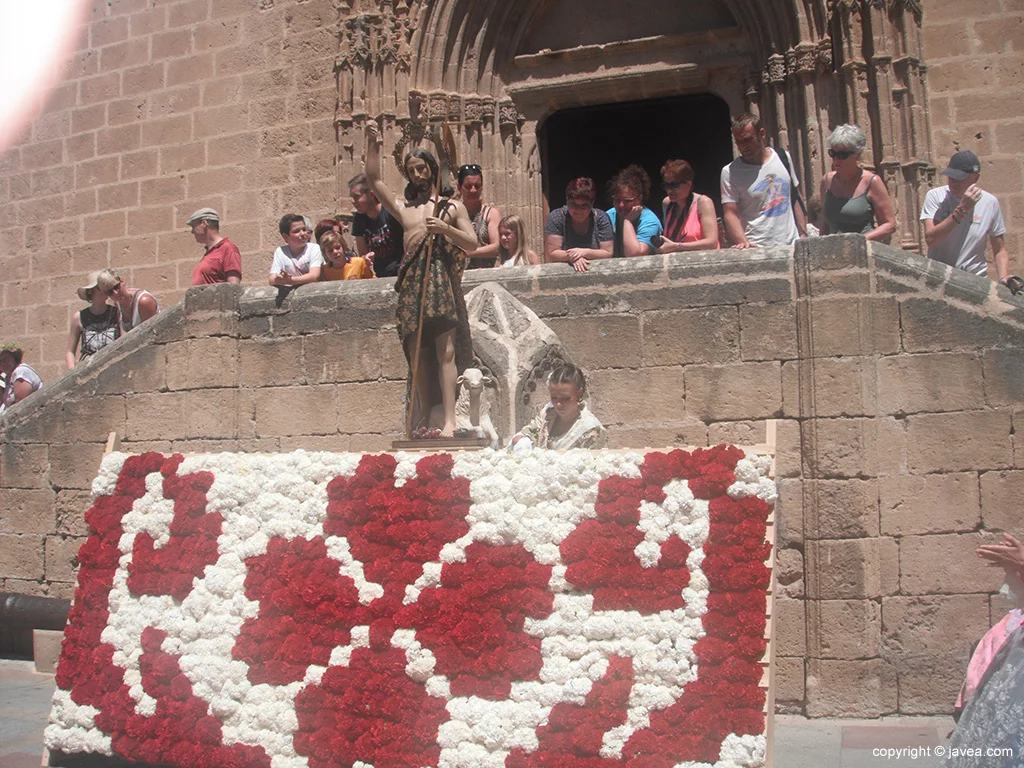 Mar Asenjo realizando la ofrenda a San Joan