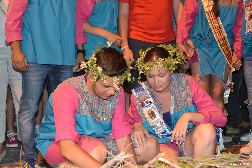 María Piles y José Luis Miralles encendiendo la hoguera