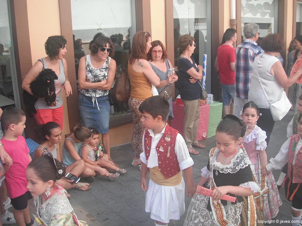 Niños participando en el desfile de la ofrenda de raim i bacores