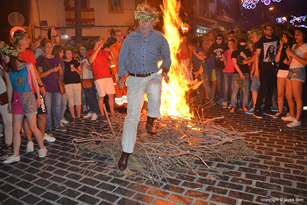 Señor saltando la hoguera