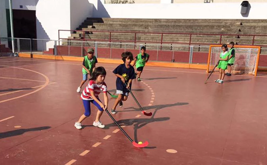 Alumnos jugando al hockey