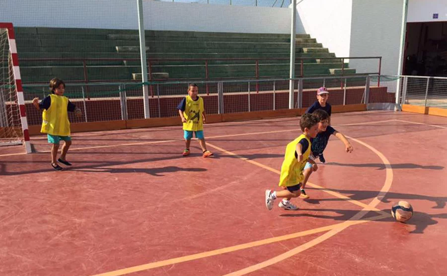 Alumnos practicando fútbol Sala