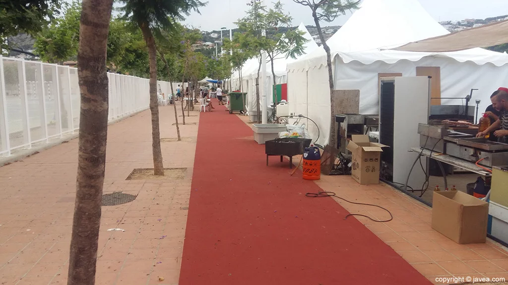 Carril bici de via augusta con barbacoas