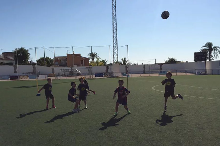 Chicos jugando al fútbol