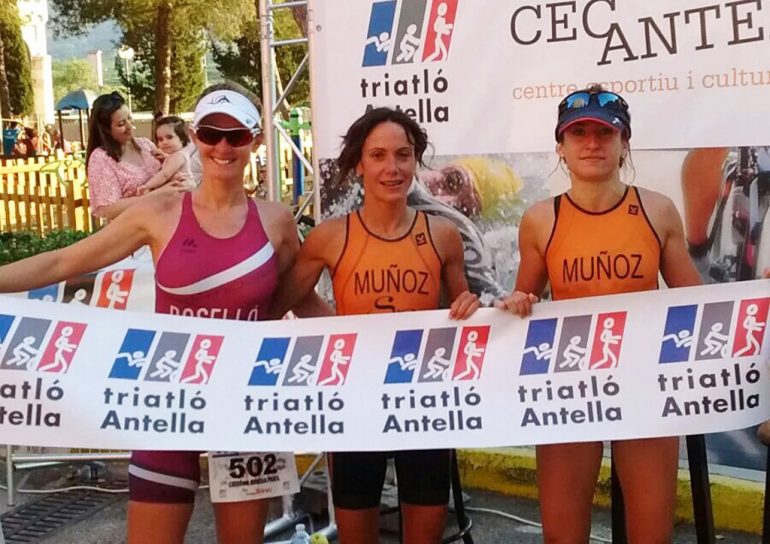 Cristina Roselló junto a Miriam y Sandra Muñoz