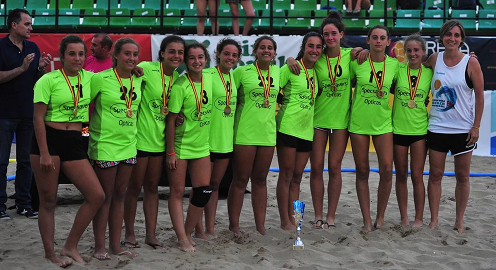 Las jugadoras con sus medallas y trofeos