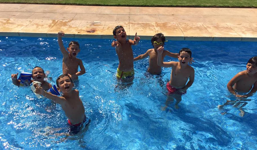 Niños disfrutando en la piscina