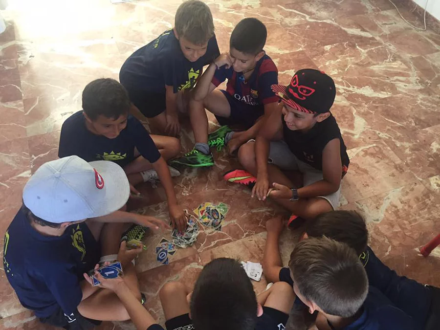 Niños jugando con cartas