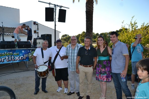 El alcalde de Xàbia con el grupo 'Va de cant' en festes del Portitxol