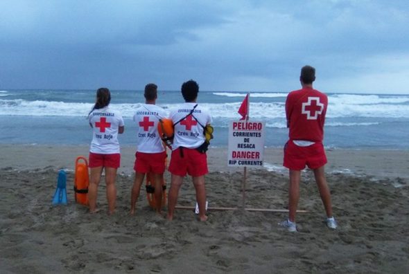 socorristas en la playa del arenal cuando ondeaba bandera roja1