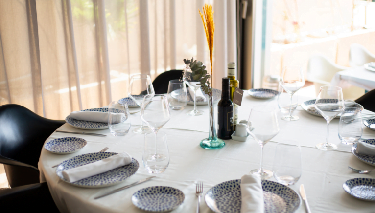 Celebra con familiares y amigos alrededor de una mesa