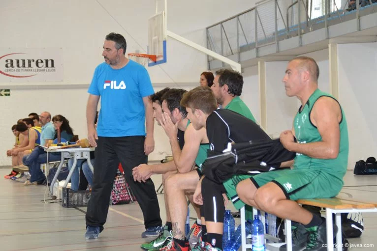 Isaac Martín en el banquillo del Joventut Xàbia