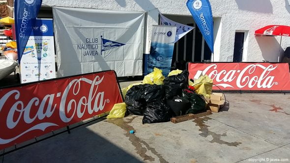 Los alumnos de Port de Xàbia realizan una jornada de limpieza en las playas