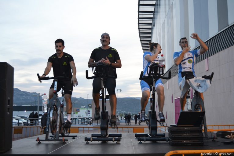 Jornada Solidaria en Portal de la Marina - Monitores de spinning