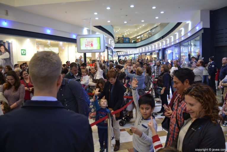 Visita de la Patrulla Canina al Centro Comercial Portal de la Marina - Niños esperando