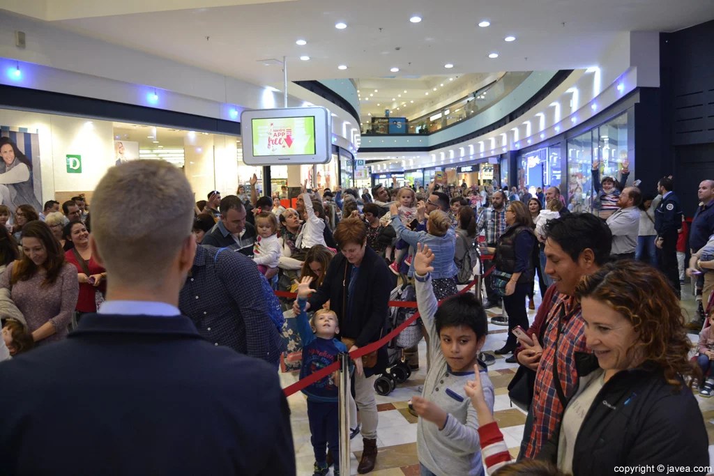 Visita de la Patrulla Canina al Centro Comercial Portal de la Marina – Niños esperando