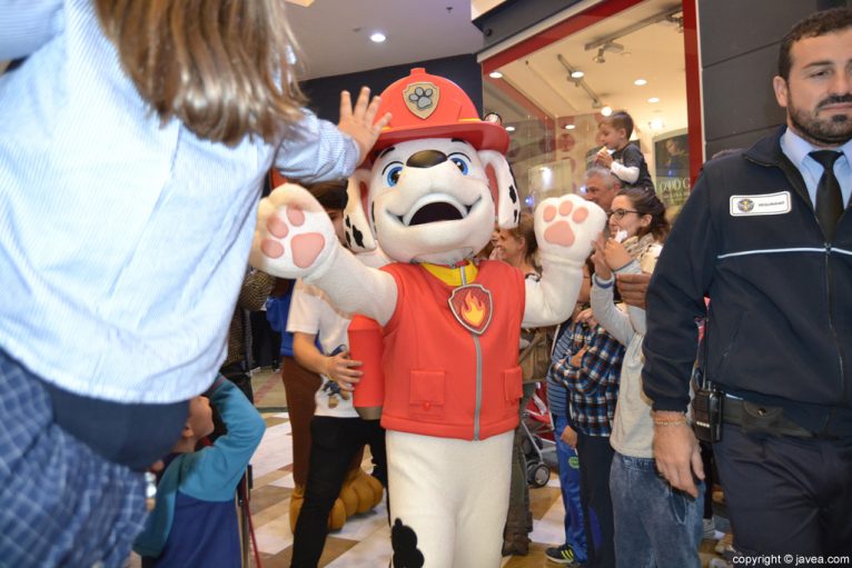 Visita de la Patrulla Canina al Centro Comercial Portal de la Marina - Llegada de Marshall