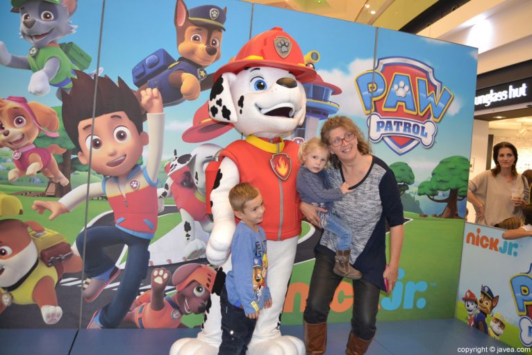 Visita de la Patrulla Canina al Centro Comercial Portal de la Marina - Foto de familia con Marshall