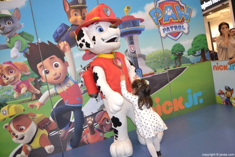 Visita de la Patrulla Canina al Centro Comercial Portal de la Marina - Abrazo a Marshall