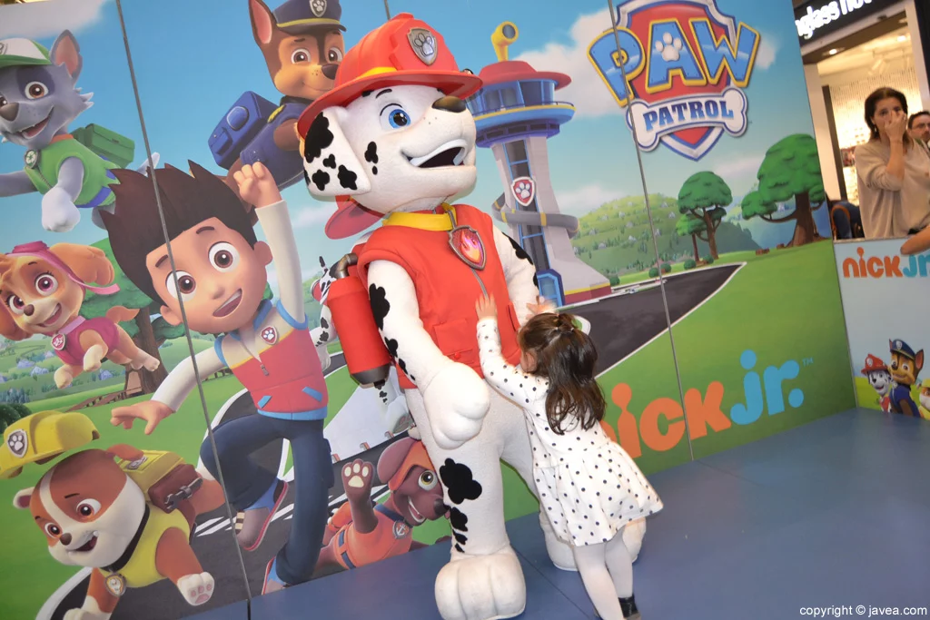 Visita de la Patrulla Canina al Centro Comercial Portal de la Marina – Abrazo a Marshall