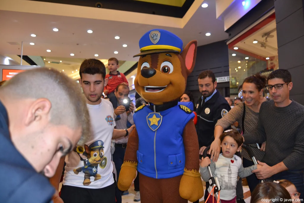 Visita de la Patrulla Canina al Centro Comercial Portal de la Marina – Llegada de Chase al set