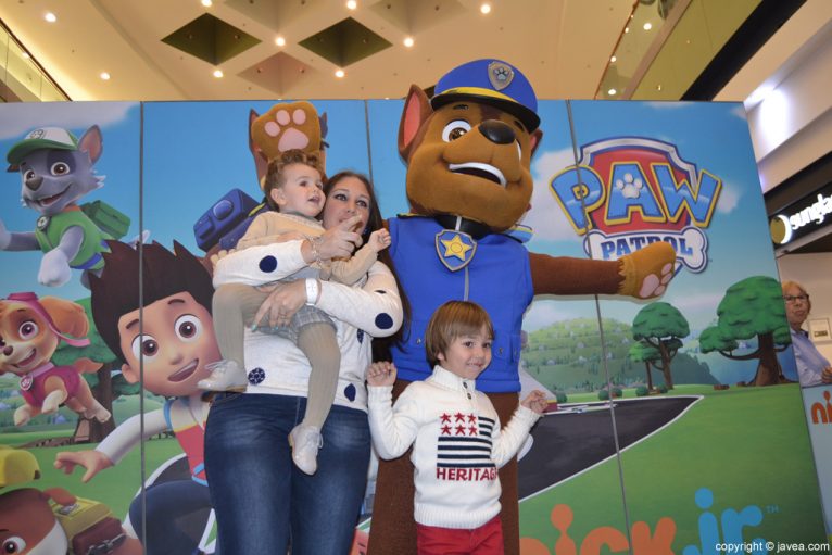 Visita de la Patrulla Canina al Centro Comercial Portal de la Marina - Una familia con Chase