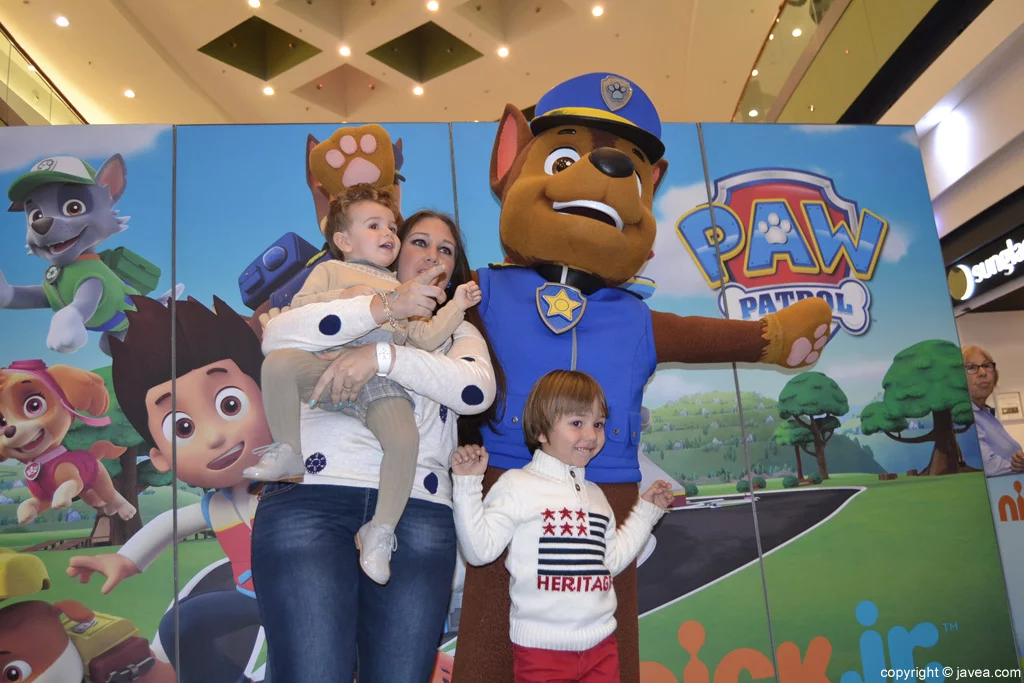 Visita de la Patrulla Canina al Centro Comercial Portal de la Marina – Una familia con Chase