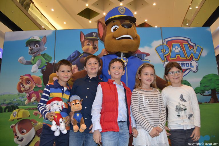 Visita de la Patrulla Canina al Centro Comercial Portal de la Marina - Chase con un grupo de amigos