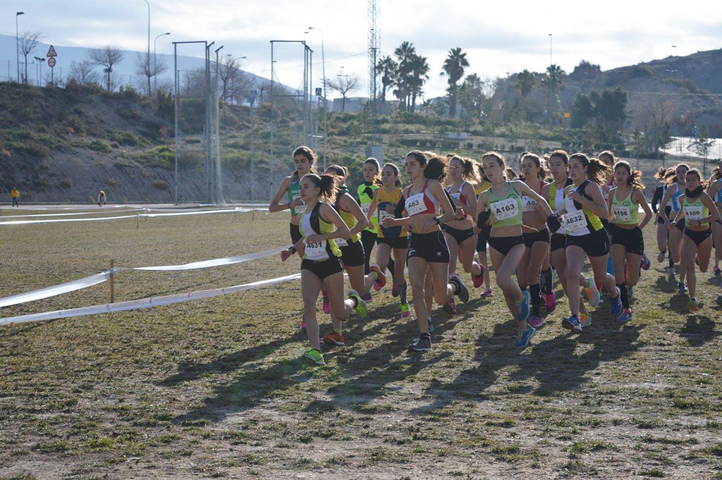 Atletas de Xàbia disputando un cross