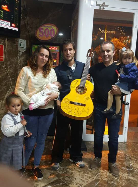 La familia con la guitarra para olaya