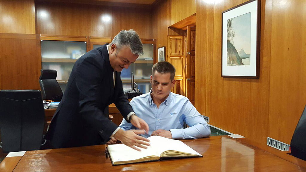 Rafa Andarias firmando el libro de honor