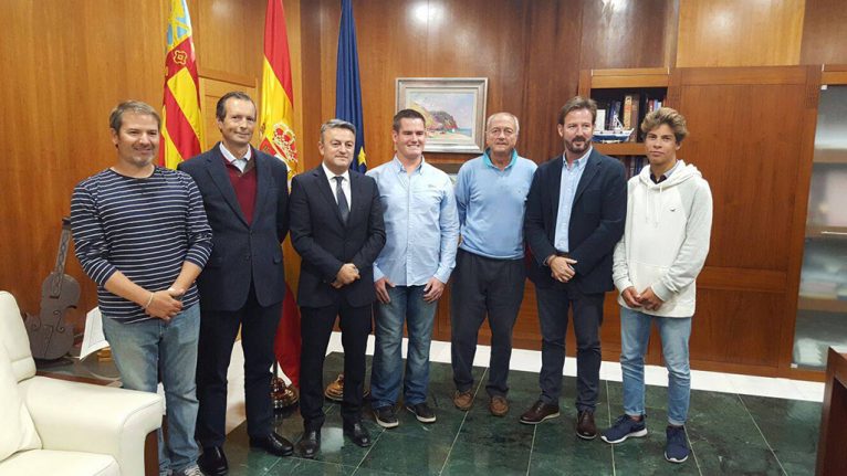 Rafa Andarias junto a los representantes del Club Náutico Jávea