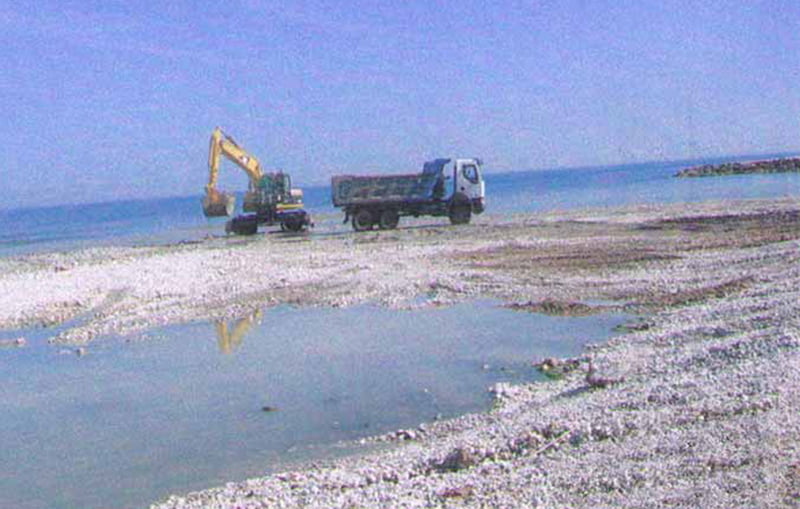 Extracion degrava en el río Girona